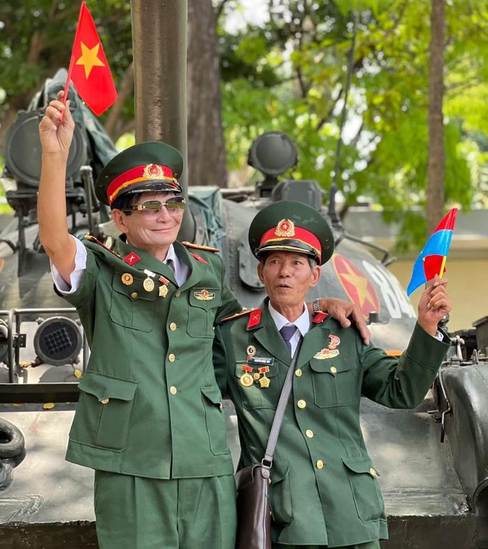 Các cựu chiến binh phấn khởi, tự hào khi đến tham quan Dinh Độc Lập vào ngày 30/4.