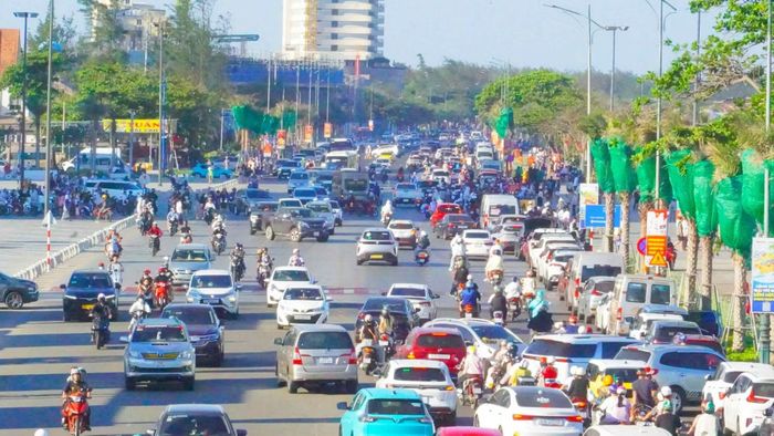 Một con đường ở Vũng Tàu rất đông xe của người dân và du khách dịp lễ 30/4.