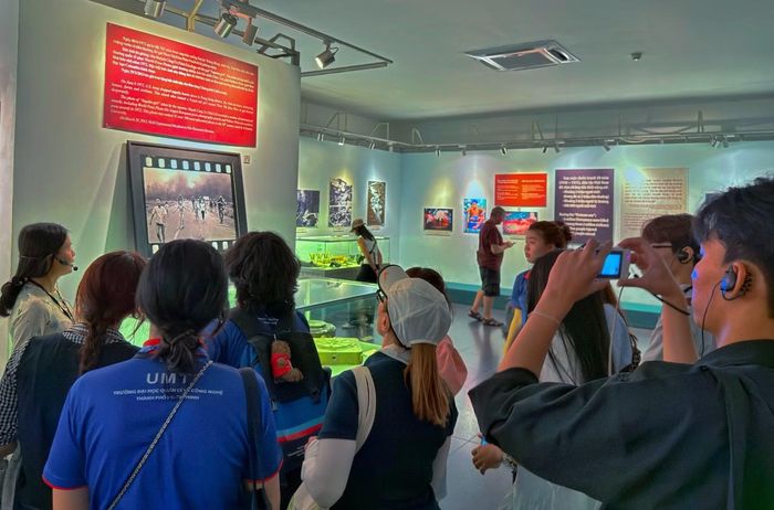 Du khách tham quan Bảo tàng Chứng tích Chiến tranh. 