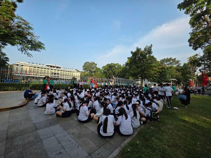 Dinh Độc Lập thu hút đông người dân, du khách và học sinh đến tham quan dịp lễ 30/4.