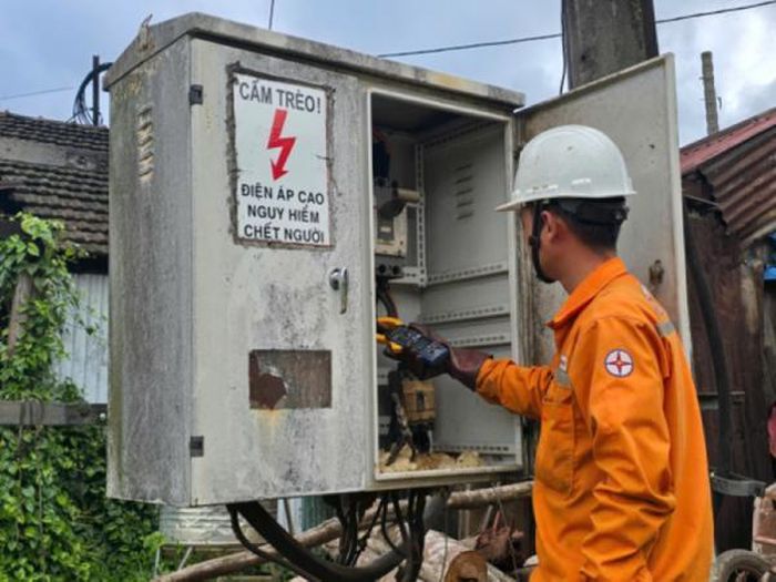 Nhân viên Công ty Điện lực Gia Lai kiểm tra, vận hành hệ thống điện trong mùa cao điểm nắng nóng.