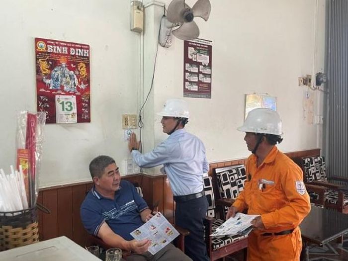 Nhân viên Điện lực Pleiku (PC Gia Lai) tuyên truyền, hướng dẫn khách hàng sử dụng điện tiết kiệm, hiệu quả.