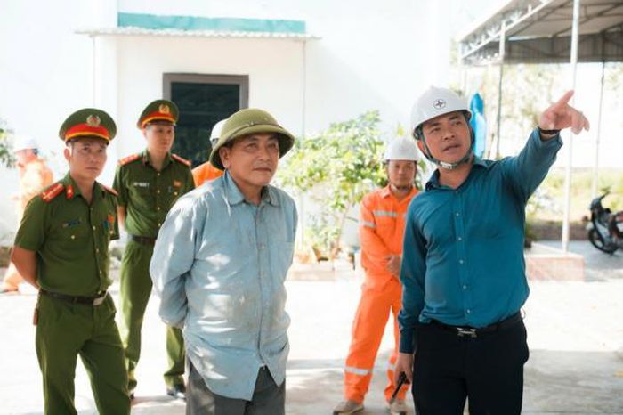 Công ty Điện lực Nghệ An phối hợp chặt chẽ với chính quyền địa phương và lực lượng chức năng vận động người dân giải phóng hành lang an toàn lưới điện, đảm bảo lưới điện được vận hành thông suốt.
