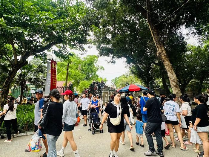 Vườn thú Hà Nội-Công viên Thủ Lệ đông nghịt khách dịp nghỉ lễ.