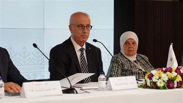 Ông Rami Hamdallah, Chủ tịch Ủy ban Bầu cử Trung ương Palestine cung cấp thông tin về cuộc bầu cử cho báo giới. Ảnh: Palestine Network.