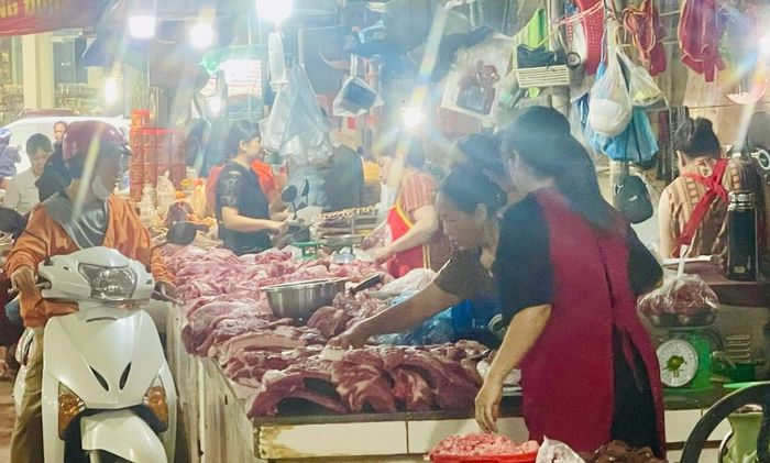 Người dân mua thịt lợn tại Chợ Xanh tăng cao.