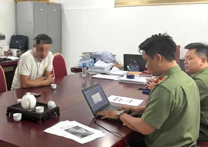 Lực lượng chức năng làm việc với đối tượng xúc phạm công an trên Facebook. (Ảnh: Công an Hải Phòng).