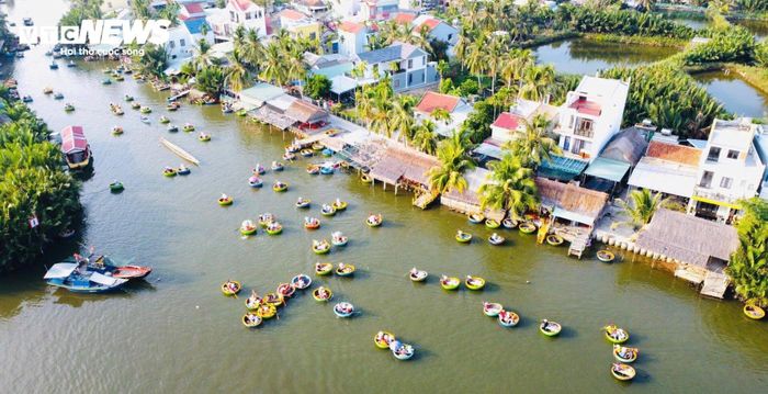 Du khách quốc tế tham quan một điểm du lịch ở Hội An. (Ảnh: Thanh Ba)