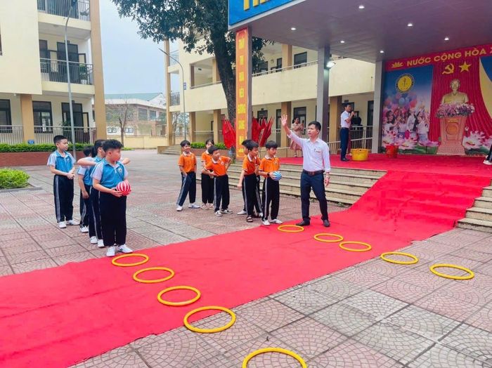 Liên đội trường Tiểu học Quảng Bị tổ chức chuỗi hoạt động “Sân chơi cuối tuần” với nhiều nội dung phong phú. Ảnh: PV