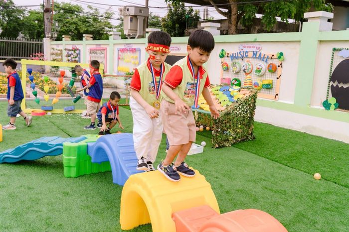 Công trình “Khu vui chơi sáng tạo cho trẻ” do Đoàn Thanh niên xã Bát Tràng đã phối hợp cùng Trường Mầm non Sao Khuê thực hiện. Ảnh: PV