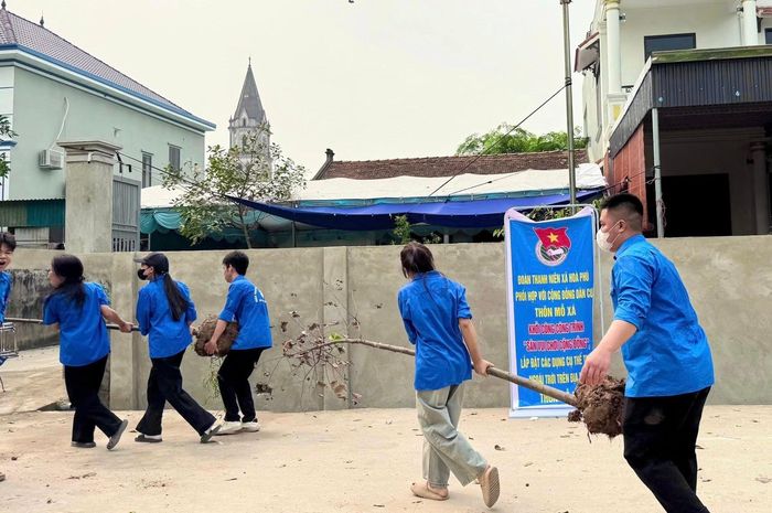Đoàn viên thanh niên xã Hòa Phú tham gia cải tạo sân chơi cộng đồng. Ảnh: PV