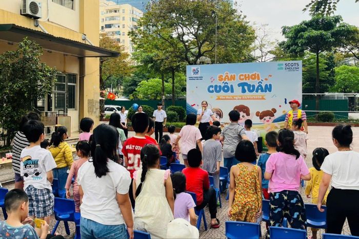 Sân chơi cuối tuần của Đoàn Thanh niên phường Yên Hòa thu hút đông đảo thiếu nhi. Ảnh: PV