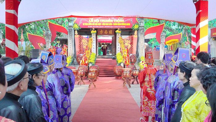 Từ sáng sớm, người dân đã tề tựu tại đền Kim Liên để tham gia lễ hội. Ảnh: Lê Hòa