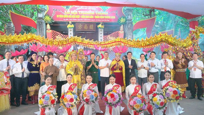 Các đại biểu chụp ảnh cùng các nghệ sĩ. Ảnh: Lê Hòa