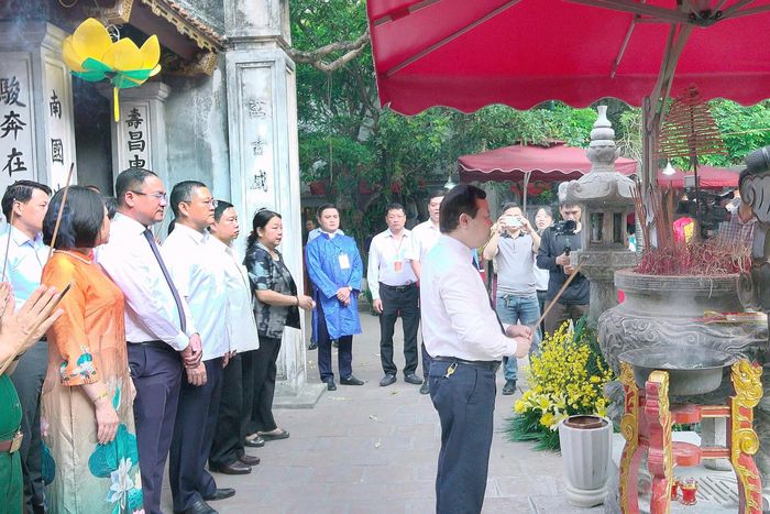 Các đại biểu dâng hương tại đền. Ảnh: Lê Hòa