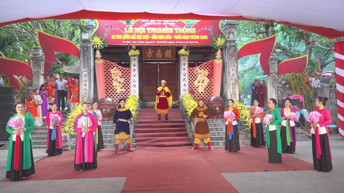 Màn biểu diễn sử thi về thần tích Cao Sơn Đại Vương. Ảnh: Lê Hòa