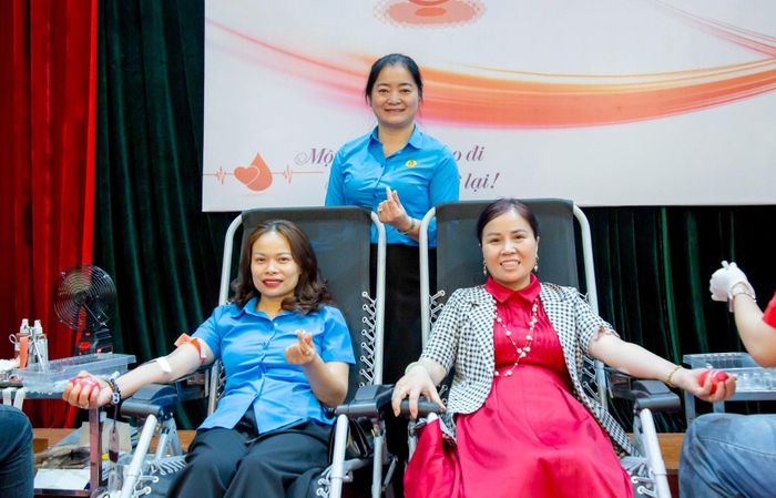 Công đoàn phường Nghĩa Đô tích cực hưởng ứng phong trào hiến máu nhân đạo. Ảnh: MT