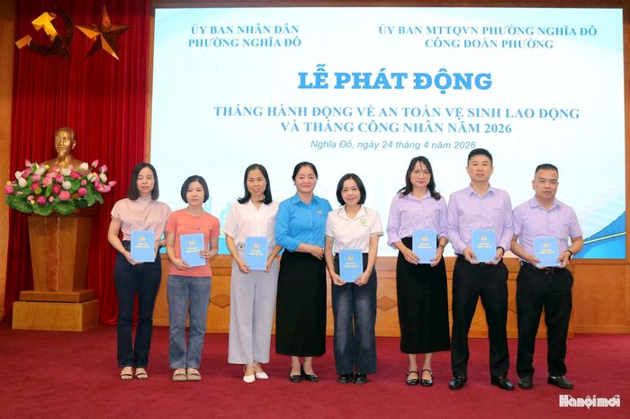 Công đoàn phường tặng quà cho người lao động khó khăn. Ảnh: MT