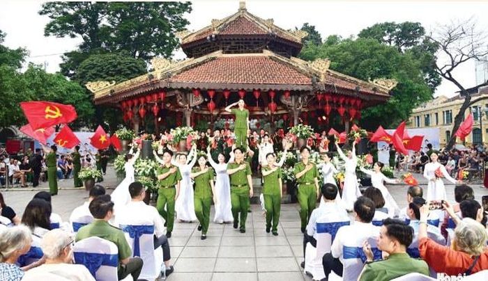 Chương trình nghệ thuật với chủ đề “Hà Nội bình yên” diễn ra tại khu vực Nhà Bát Giác, Hoàn Kiếm, Hà Nội. Ảnh: Viết Thành