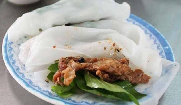 Bánh ép, bánh ướt thịt nướng – món ăn vặt dân dã nhưng “gây nghiện”.