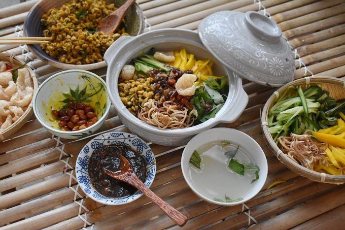 Cơm hến – sự kết hợp tinh tế giữa hến, rau sống, mắm ruốc tạo nên vị đậm đà khó quên.