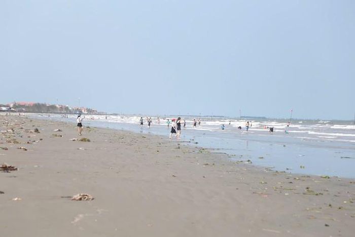 Trái ngược với sự náo nhiệt tại Thịnh Long, bãi biển Quất Lâm (tỉnh Ninh Bình) lại rơi vào cảnh đìu hiu, vắng vẻ lạ thường ngay giữa cao điểm nghỉ lễ.