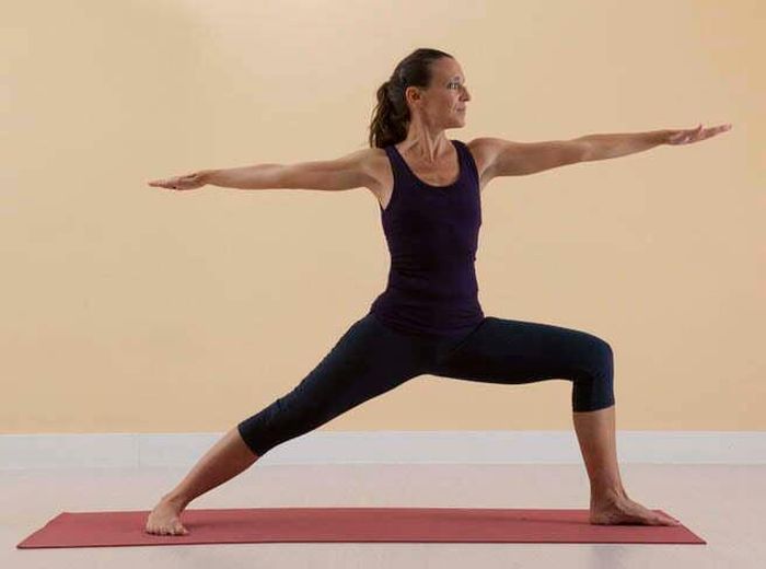 Yoga giúp giãn cơ tái tạo năng lượng, giảm căng thẳng.