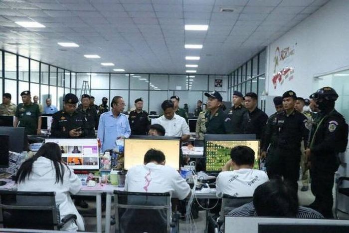 Lực lượng chức năng Campuchia truy quét một khu phức hợp nghi liên quan đến lừa đảo trực tuyến tại Sihanoukville, giải cứu nhiều người nước ngoài bị cưỡng ép lao động.