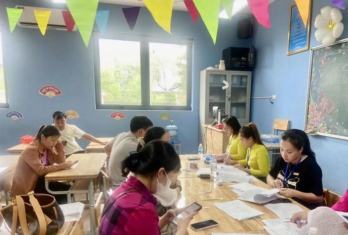 Phụ huynh đăng ký tuyển sinh tại Trường Tiểu học Đại Mỗ 3 (Hà Nội) năm học 2025-2026. Ảnh: Đ.Quyên.