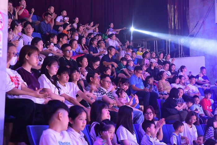 Rạp Xiếc Trung ương gần kín chỗ ngồi.