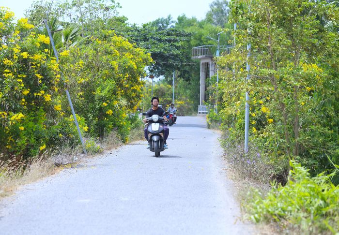  Con đường nông thôn ở xã Hưng Thạnh hôm nay được khang trang, cuộc sống người dân đã được nâng lên. 