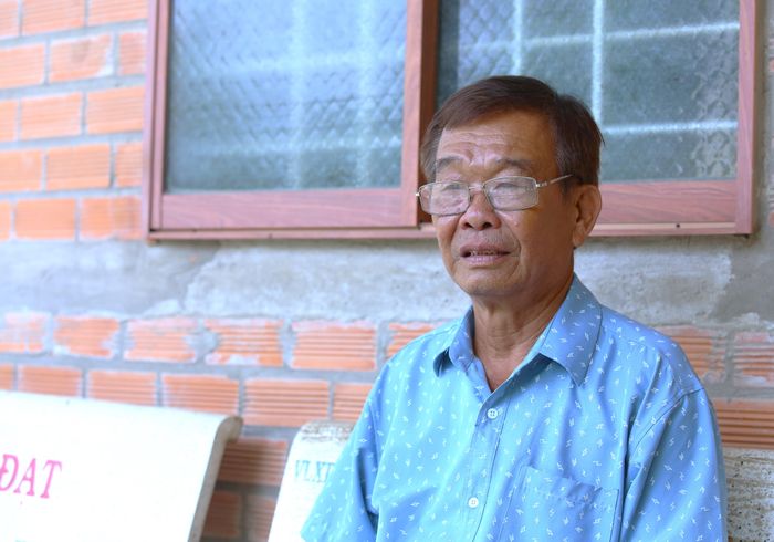  Ông Hồ Văn Xinh một trong những người bám trụ trên vùng đất phèn Tân Phước. 