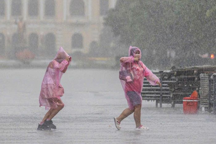 Người dân cần đặc biệt chú ý khi di chuyển ngoài trời khi mưa lớn. Ảnh: Khương Nguyễn.