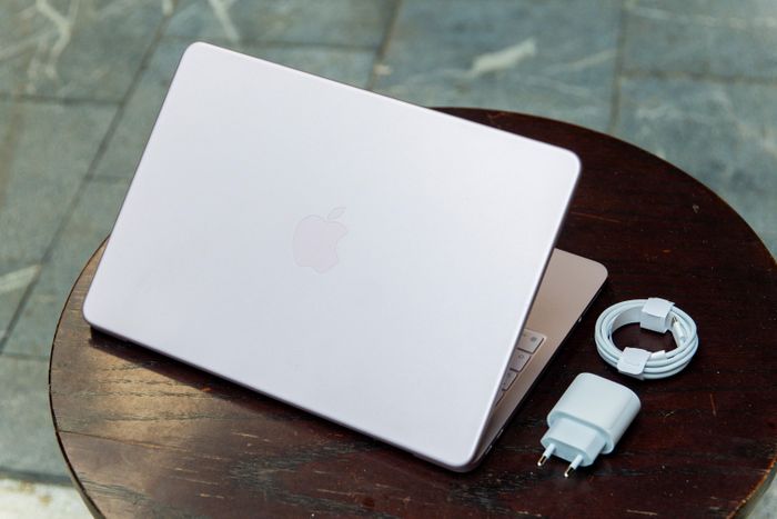  Bạn cũng không cần một bộ sạc quá “xịn” khi dùng MacBook Neo, vì công suất sạc tối đa máy nhận được là 35 W. Thậm chí nếu dùng iPhone đời mới với cổng Type-C, sạc 20 W và dây đi kèm với máy là đủ cho cả máy tính và điện thoại. 