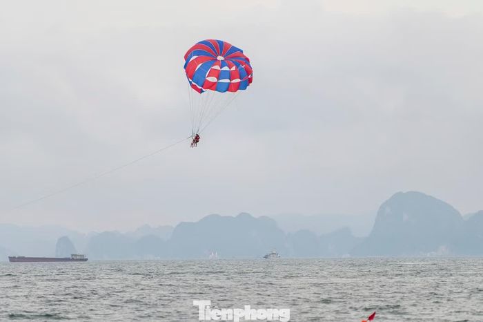  Nhiều hoạt động trên biển như dù lượn, lướt sóng... vẫn diễn ra. 