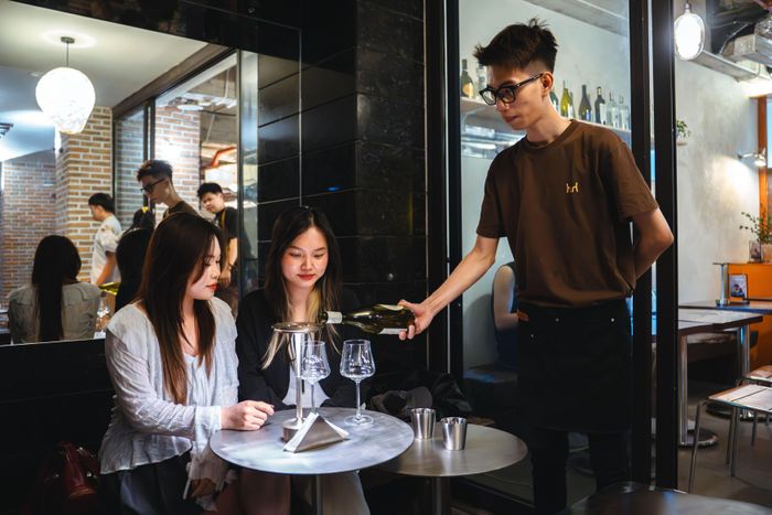  Menu buổi tối thường được xây dựng như một phần mở rộng của ban ngày, thay vì tách biệt hoàn toàn. Một số món ăn nhẹ và đồ uống quen thuộc vẫn được giữ lại, trong khi bổ sung thêm các lựa chọn phù hợp với rượu vang. Cách thiết kế này giúp quá trình chuyển đổi diễn ra tự nhiên, không tạo cảm giác không gian bị “đổi vai” quá đột ngột. 