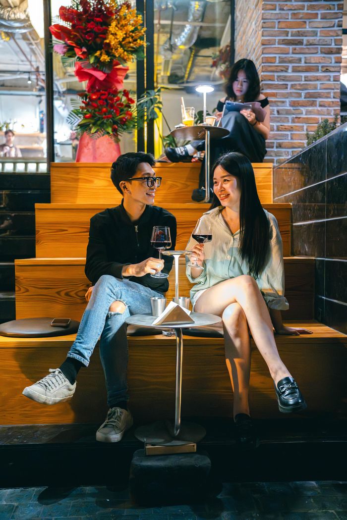  Song song đó, một xu hướng khác cũng dần hình thành. Nhiều quán vận hành theo hai nhịp trong ngày, buổi sáng phục vụ cà phê, buổi tối chuyển sang rượu vang ngay trong cùng một không gian. Thực tế, đây không phải mô hình mới. Trước đó, không ít quán đã áp dụng cách vận hành tương tự với cà phê ban ngày và cocktail vào buổi tối. 