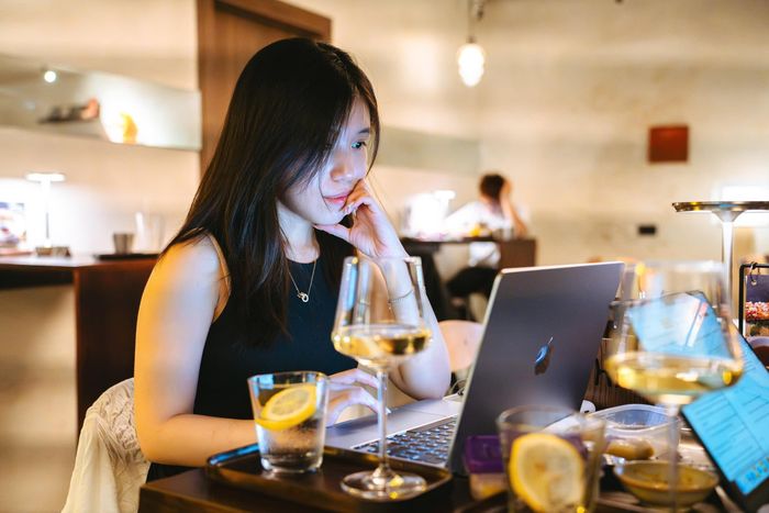 Theo Hà Thu (26 tuổi, phường Tây Hồ), chuyên viên marketing, việc ở lại một quán từ chiều đến tối giúp duy trì mạch trải nghiệm liền mạch. Cô thường làm việc với cà phê vào buổi chiều, sau đó chuyển sang gặp bạn mà không cần đổi địa điểm. “Chỉ cần đổi sang rượu vang là có thể tiếp tục câu chuyện,” cô nói. Ngoài ra, phục vụ rượu vang trong cùng không gian tạo cảm giác quen thuộc nhưng vẫn mới mẻ, vừa “dễ tiếp cận” hơn so với nhà hàng, vừa riêng tư và chỉn chu hơn một buổi cà phê thông thường. 