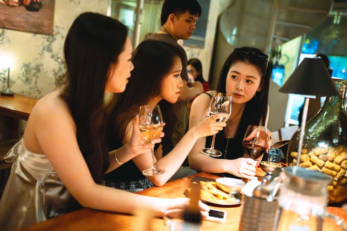  Tuy nhiên, việc vận hành hai nhịp trong ngày đặt ra không ít thách thức. Thời điểm chuyển từ cà phê sang rượu vang là giai đoạn áp lực nhất, khi quán vừa phải kết thúc phục vụ ban ngày, vừa chuẩn bị cho buổi tối với các khâu dọn dẹp, bổ sung nguyên liệu và điều chỉnh thực đơn. Đại diện Hive Hub cho biết đây là những yếu tố thường bị đánh giá thấp khi bắt đầu mô hình này. 