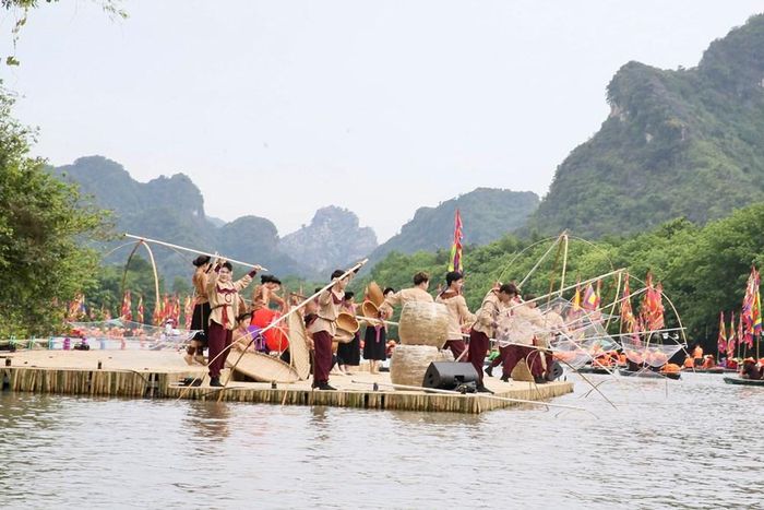 Sân khấu thực cảnh ngay trên sông Sào Khê thu hút sự quan tâm của du khách