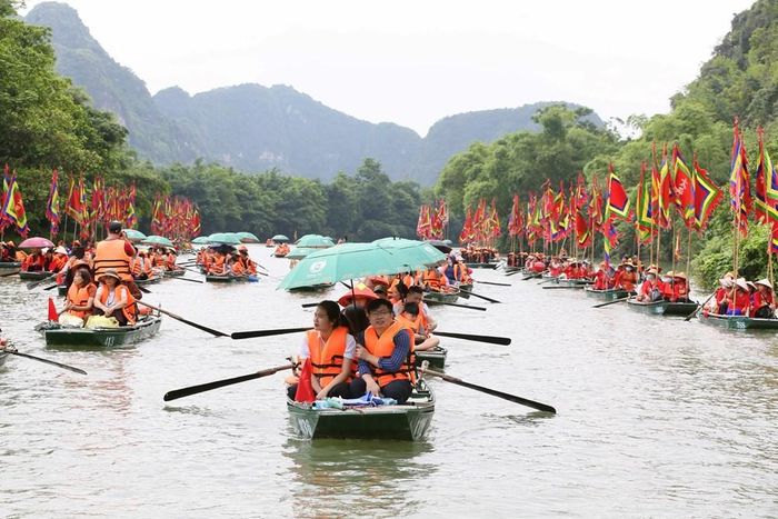 Nhiều khu khách không khỏi ngỡ ngàng bởi mức độ trang trọng của Lễ hội Tràng An