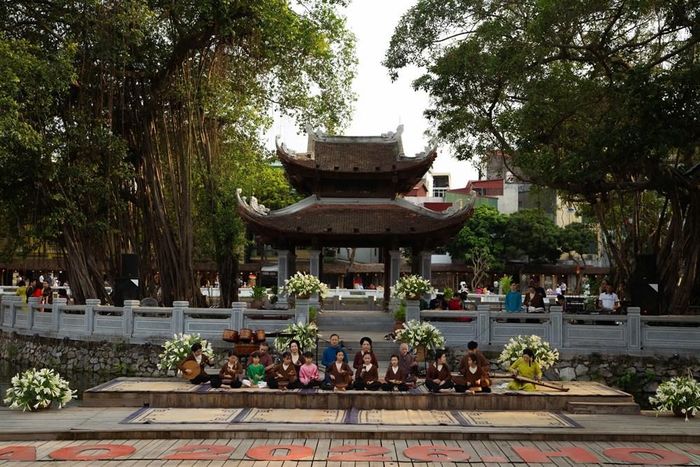 Tiết mục hát xẩm “Áo anh” lồng ghép thêm chất liệu đồng dao thiếu nhi, tạo hơi thở mới cho xẩm. Sự đổi mới trong cách thể hiện giúp loại hình cổ truyền dễ tiếp cận hơn với công chúng trẻ