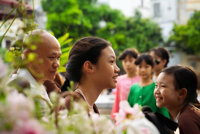 Nhiều em nhỏ cũng góp mặt trong các tiết mục của chương trình “Thanh âm xưa và khúc khải hoàn” với sự tự tin và hào hứng. Theo các nghệ sĩ, khi trẻ em được nghe, được hát và được đứng trên sân khấu, nghệ thuật truyền thống mới có cơ hội đi xa hơn