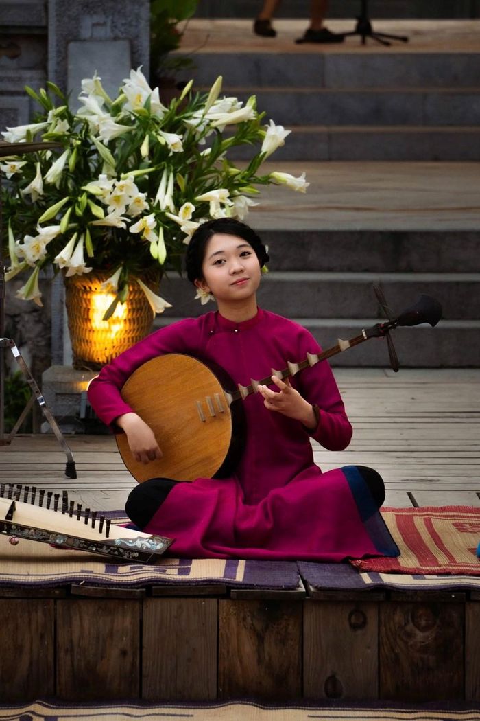 Là một trong những hội viên trẻ tuổi của Trung tâm Nghệ thuật Truyền thống UNESCO Hà Nội, bạn Đỗ Tú Uyên cho biết: "Càng học em càng yêu xẩm và các nhạc cụ truyền thống. Từ định hướng ban đầu của gia đình, hành trình của em dần trở thành niềm đam mê thật sự"