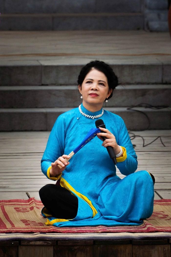 Nghệ nhân hát xẩm Tạ Hạnh là người gắn bó nhiều năm với công tác bảo tồn và truyền dạy nghệ thuật truyền thống. Bà cho biết, điều mong mỏi lớn nhất là tạo ra môi trường để mọi lứa tuổi được học và thực hành đúng giá trị gốc. Với bà, di sản chỉ thật sự sống khi còn người tiếp nối