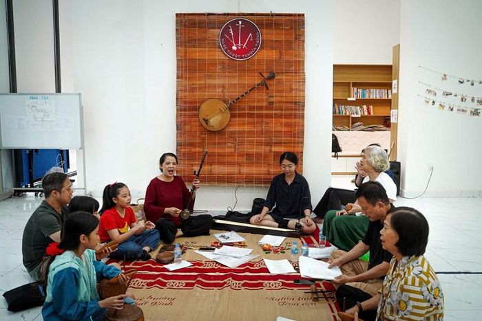 Trong căn phòng sinh hoạt giản dị trước ngày diễn, các nghệ nhân, nghệ sĩ trẻ và các em nhỏ ngồi xen nhau tập luyện. Đây là nơi những làn điệu dân gian được trao truyền bằng hình thức "cầm tay chỉ việc"