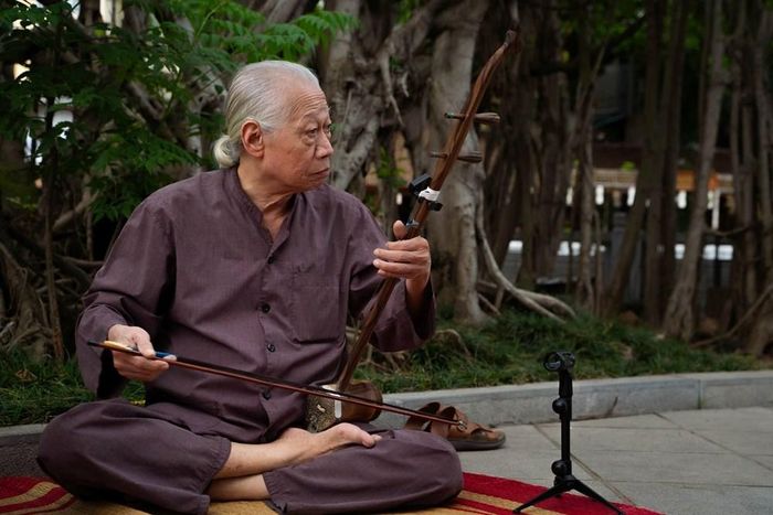 NSND Xuân Hoạch bày tỏ niềm vui khi nghệ thuật truyền thống được đưa ra không gian cộng đồng. Theo ông, khi biểu diễn ngoài trời, “tất cả mọi người có thể cùng đến, cùng xem…”. Với những người nghệ sĩ lão thành, đó là tín hiệu đáng mừng cho sức sống của sân khấu dân gian