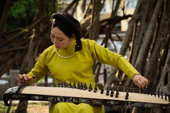 Nghệ sĩ Nguyễn Thị Lý Giang cho biết, bà cùng với nghệ nhân Phạm Đình Mạnh chính là những người đã viết lại bài xẩm “Áo anh” dựa trên ý thơ của nhà thơ Nguyễn Bính. Nghệ sĩ Nguyễn Thị Lý Giang mong có thêm nhiều không gian biểu diễn để khán giả hiểu hơn về nghệ thuật truyền thống. Với bà, sân khấu dân gian muốn sống lâu cần bước gần hơn tới đời sống đương đại. Vì vậy, những sự sáng tạo mới mẻ là một cách để giữ nghề