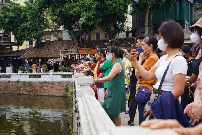 Nhiều khán giả hào hứng ghi lại các tiết mục, trong khi không ít người lặng im theo dõi đến cuối chương trình. Sự đón nhận tự nhiên này cho thấy nghệ thuật truyền thống vẫn có sức hút, nếu được đặt trong không gian phù hợp và tiếp cận đúng cách