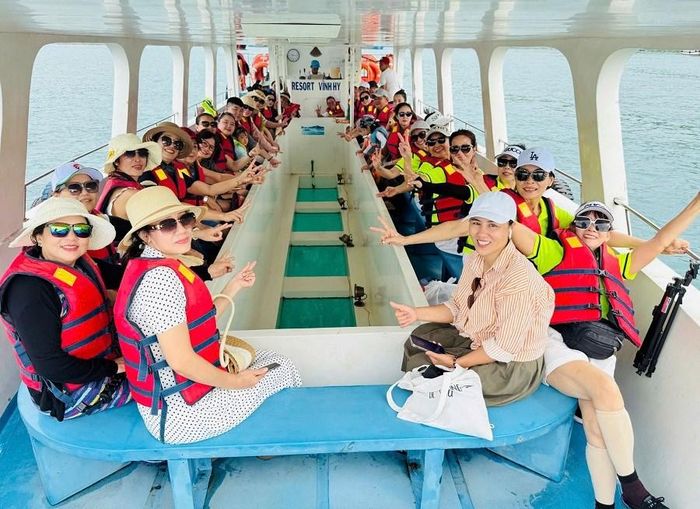 Du khách lựa chọn tour ngắm san hô trên vịnh Vĩnh Hy